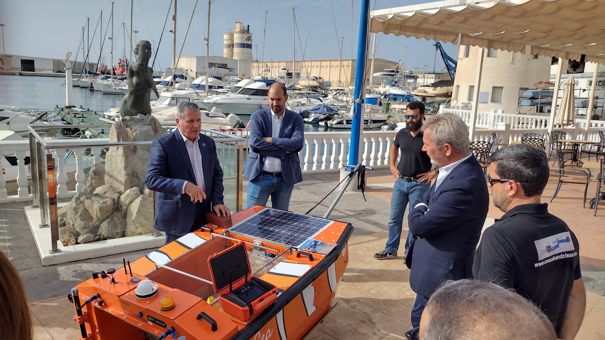 El dron marítimo de Grupo SIFU limpia parte de la superficie portuaria del Puerto deportivo de Motril